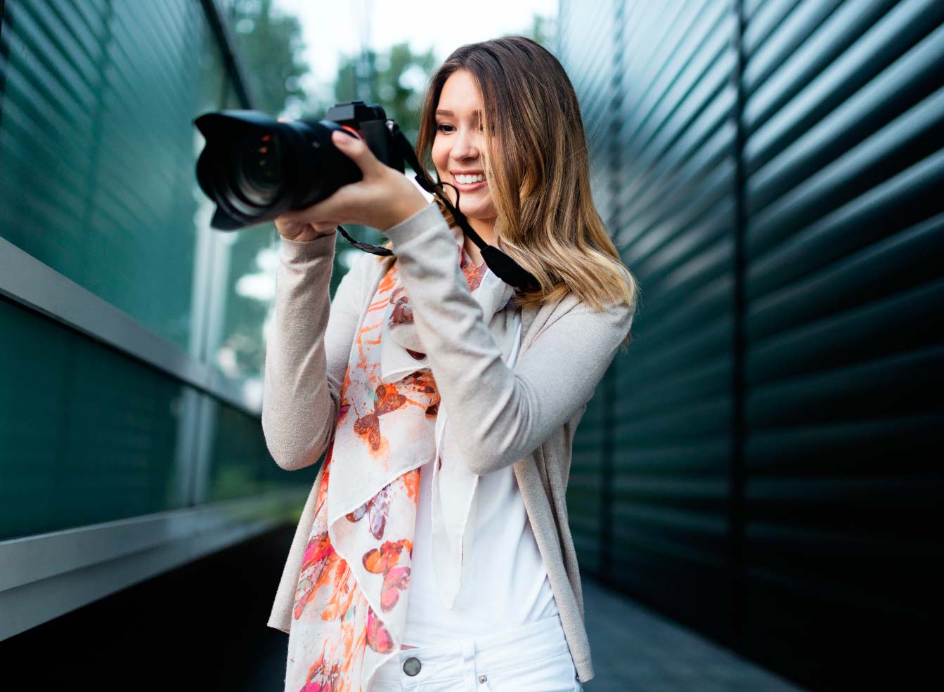 woman-is-a-professional-photographer-with-dslr-cam-B3XUS4E.jpg